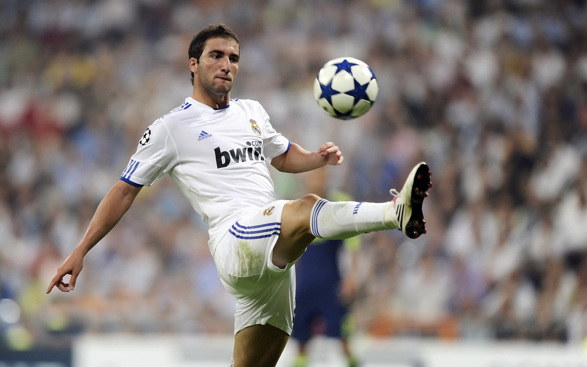 曼联关注边卫布朗，准备在冬季转会市场出手，曼联布阵